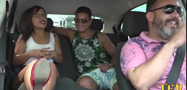 O moreno dotado pegou a novinha com vontade dentro do Uber - Carolina Carioca - Ed Junior